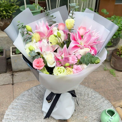 张家界9朵玫瑰混搭百合，爱恋纯真无邪