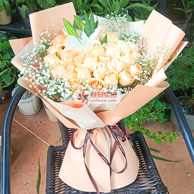 张家界33朵香槟玫瑰百合，心里永远是你
