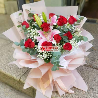 张家界11朵红玫瑰百合，全世界里只有一个你